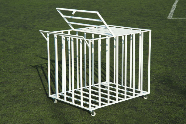 球场上的足球金属笼图片下载