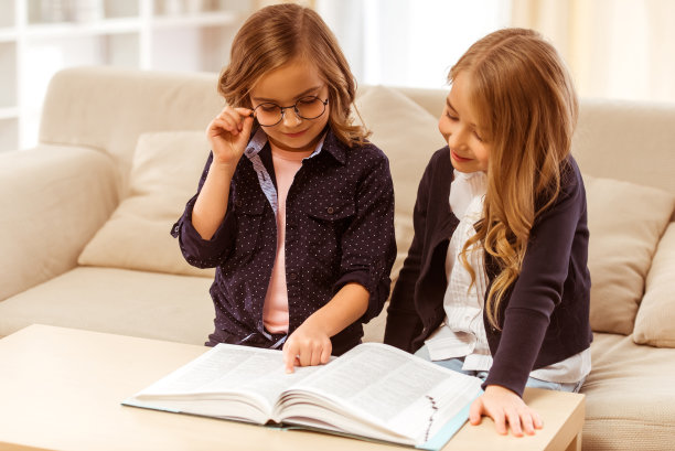 两个小女孩图片下载