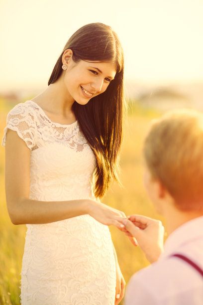 恋爱中的年轻情侣图片下载