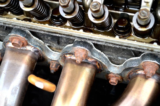 暴露的发动机气门和售后排气图片下载