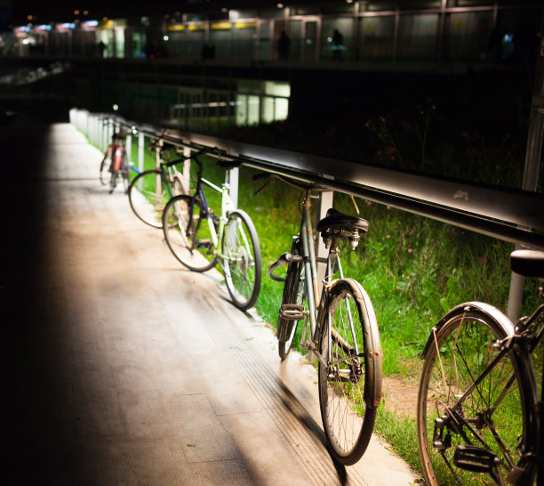 自行车锁在栏杆上图片下载