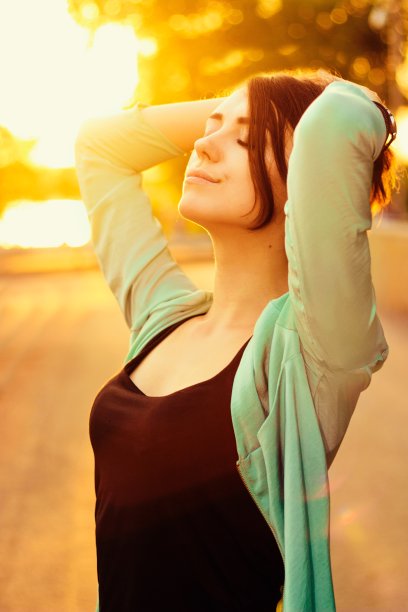 夕阳下迷人的女孩图片下载