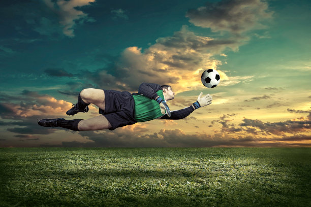 在户外踢球的足球运动员。图片下载