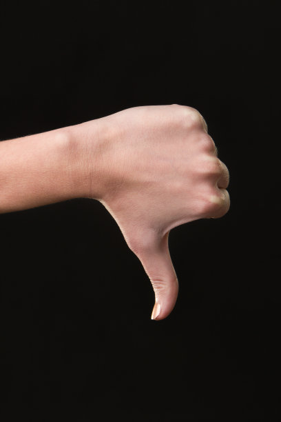 拇指向下的女性手势孤立在一个黑暗的背景图片下载