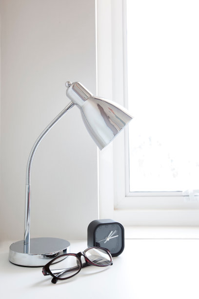 桌子上有灯、钟和手表。图片下载