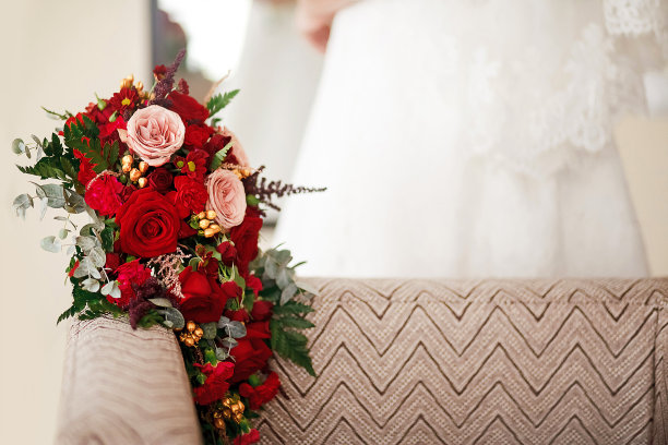婚礼花束特写，红色的鲜花，玫瑰艳丽。复制图片下载