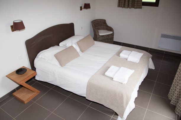 卧室里的双人床，旁边有台灯图片下载