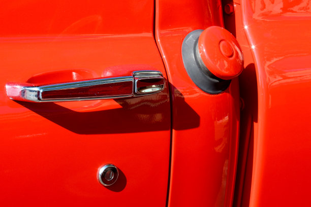 一辆老式汽车上的油帽、把手和锁图片下载