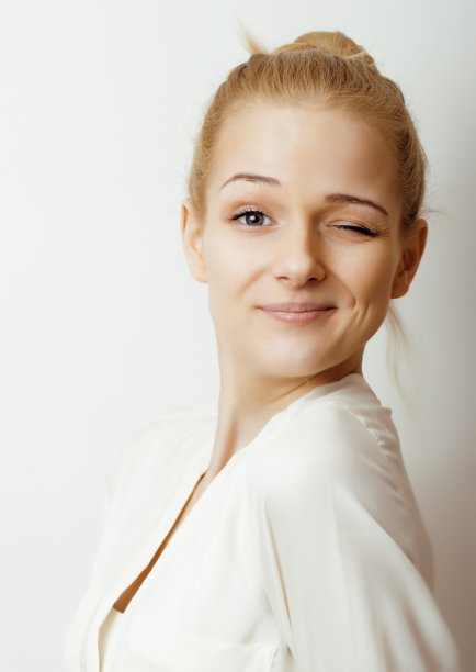 年轻的金发女子情绪在工作室孤立图片下载