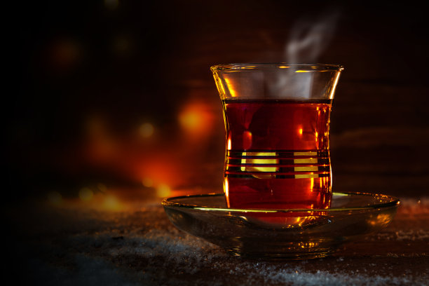 杯土耳其茶，深色背景素材图片