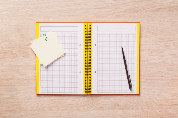 桌上放着打开的笔记本、笔、笔记。图片下载