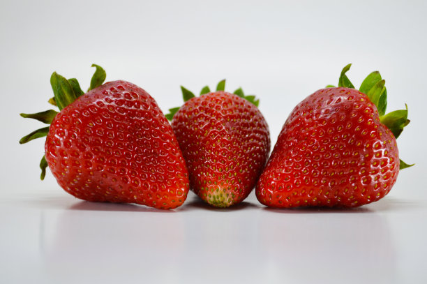 三个草莓图片下载