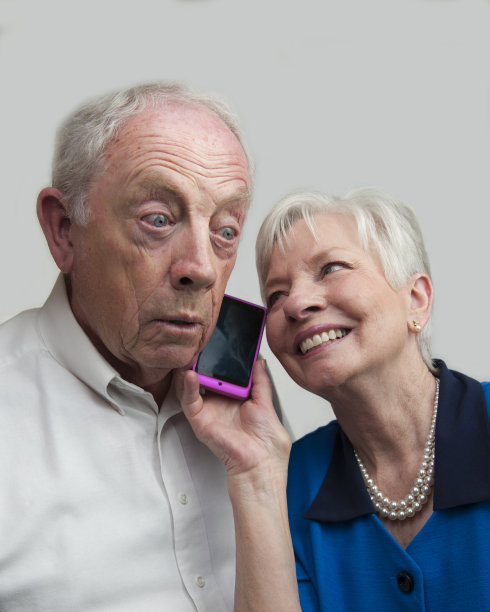 成熟的夫妇一起听手机，有不同的反应图片下载