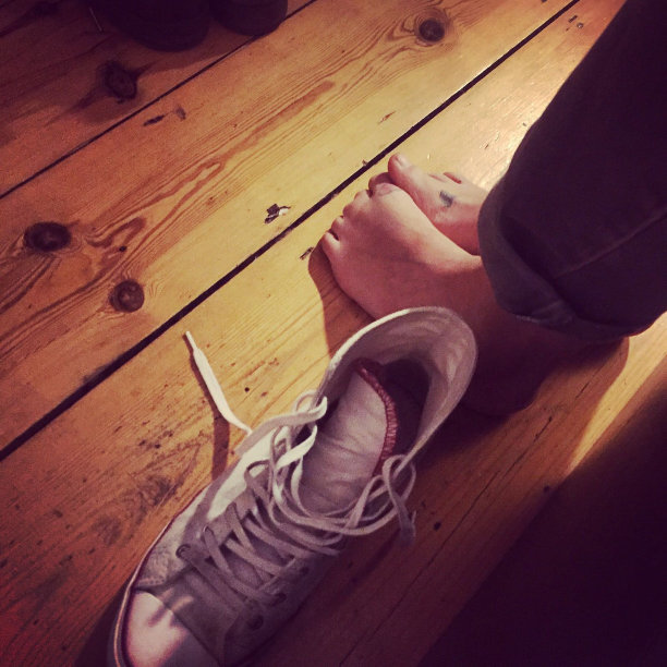 脚踩在木质地板上，配上运动鞋图片下载