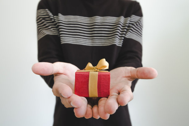 手牵手，选择性地聚焦在礼盒上，白底上图片下载