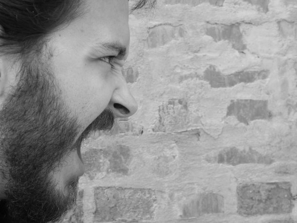 一个白人潮男尖叫的特写肖像图片下载