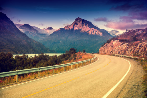 在山路上开车图片下载