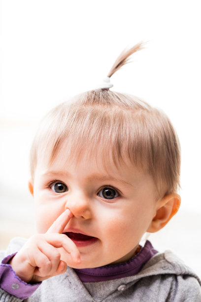 小女孩把手指放进鼻子里图片下载