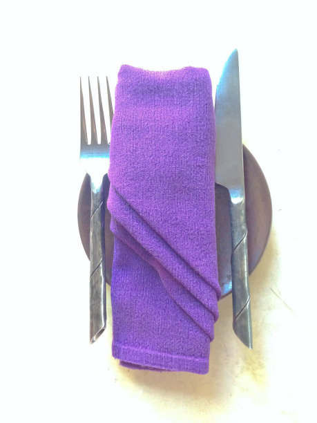 餐具放在餐桌上图片下载