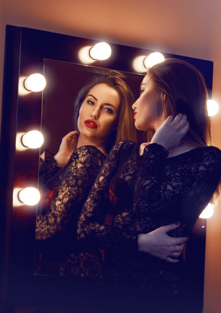 漂亮女人靠近镜子图片下载