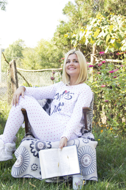 在大自然中放松和读书的美丽女人图片下载