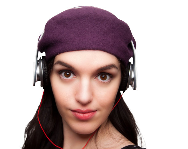 一个年轻女人听耳机的特写图片下载