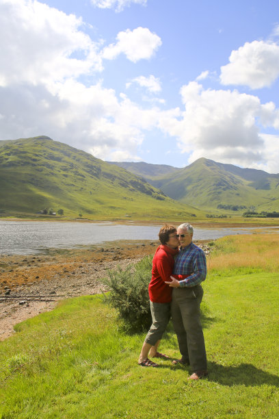 在苏格兰高地，妻子亲吻丈夫图片下载