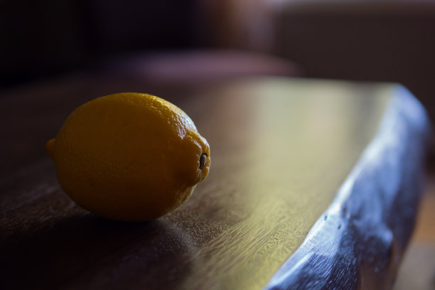 部分轮廓的柠檬在木头桌子上图片下载