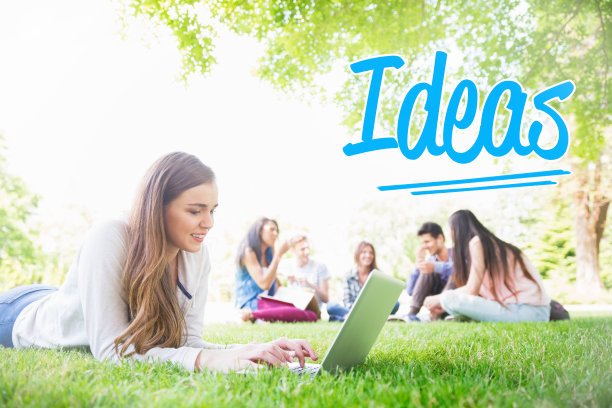 反对快乐的学生在外面使用笔记本电脑的想法图片下载