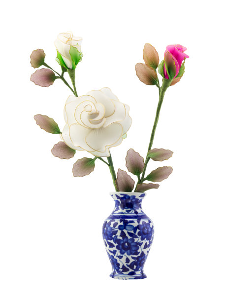 粉红色和白色的尼龙布花在蓝色陶瓷花瓶图片下载