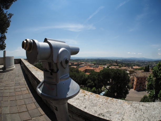 望远镜指向中世纪的佩鲁贾镇图片下载