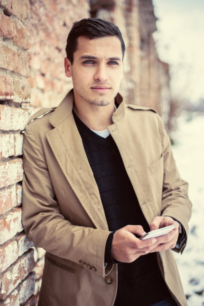 用智能手机的男人图片下载