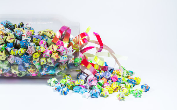 纸星从玻璃罐里倒出来图片下载