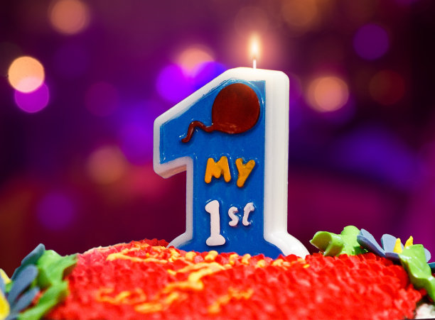 一个一岁孩子的生日蛋糕特写图片下载
