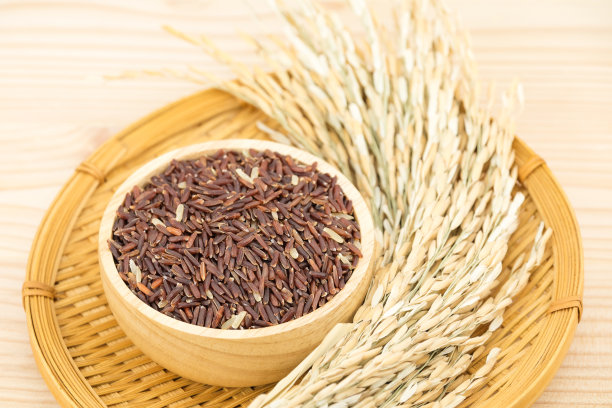 木桌背景上的发芽糙米，GABA米图片下载