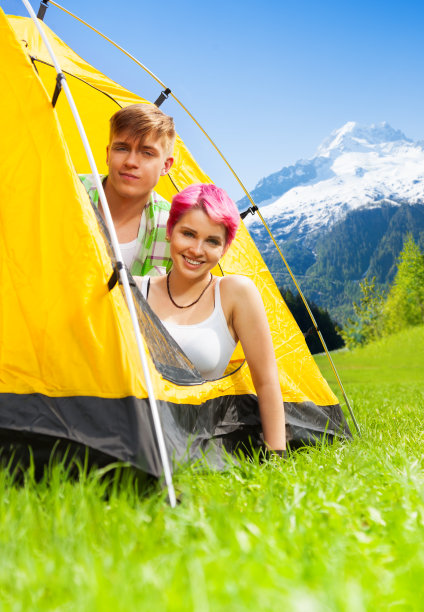 帐篷里的夫妇图片下载