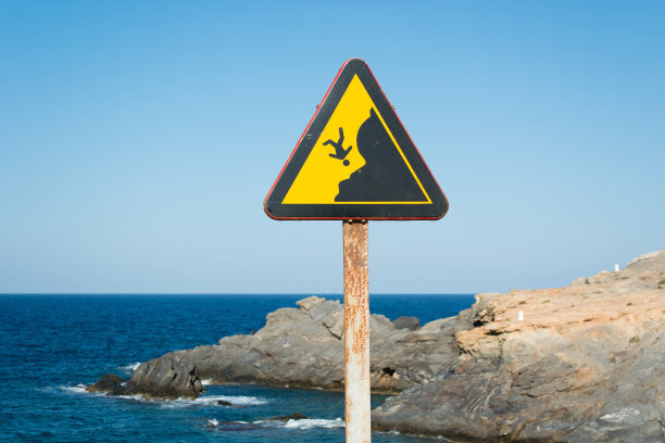 生锈的危险悬崖标志在卡波德帕洛斯图片下载