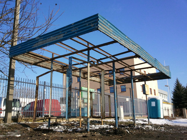 摧毁了公交车站图片下载