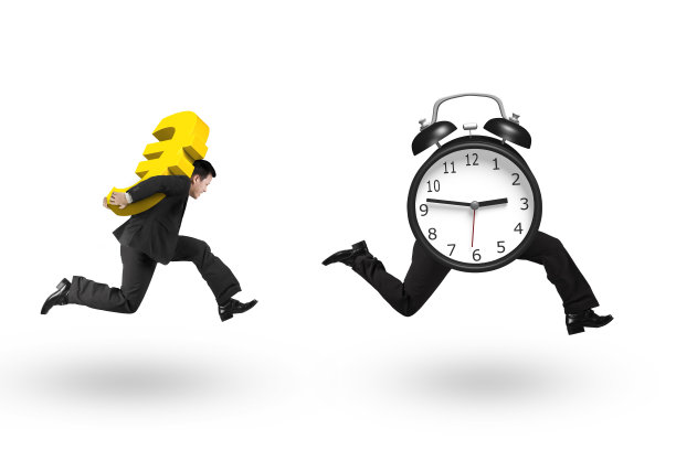 手持欧元标志的男子追着闹钟跑图片下载