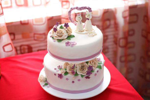 婚礼乳香蛋糕装饰花和猫的人物，特写图片下载