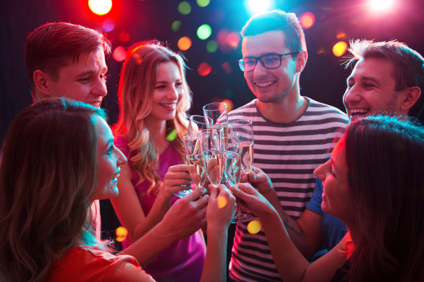 一群快乐的年轻朋友图片下载