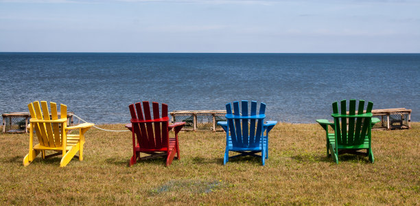 色彩斑斓的阿迪朗达克椅子图片下载