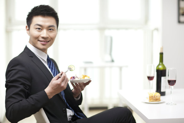 商人在办公桌上吃沙拉的肖像图片下载