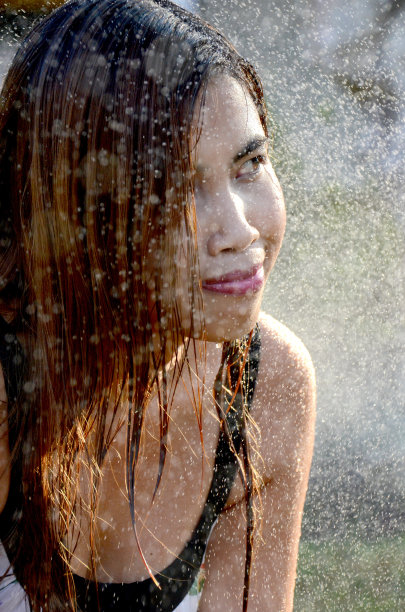 雨中的美女图片下载