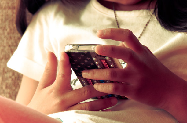 少女手玩智能手机图片下载