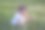 可爱的小女孩在后院摘花图片下载