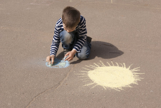 男孩画地球和太阳图片下载