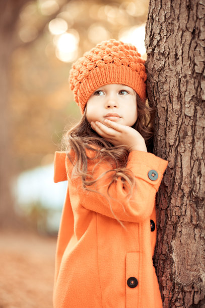 穿着现代冬装的小女孩图片下载