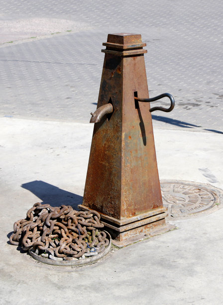 水泵陈旧的街道生锈了图片下载