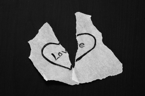 撕成碎片的纸上有爱心插图和爱的信息图片下载